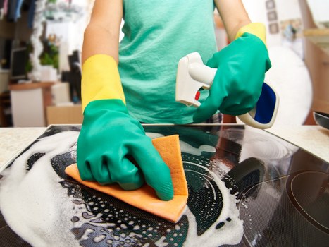 Vacuuming and dusting in a furnished flat during move-out cleaning